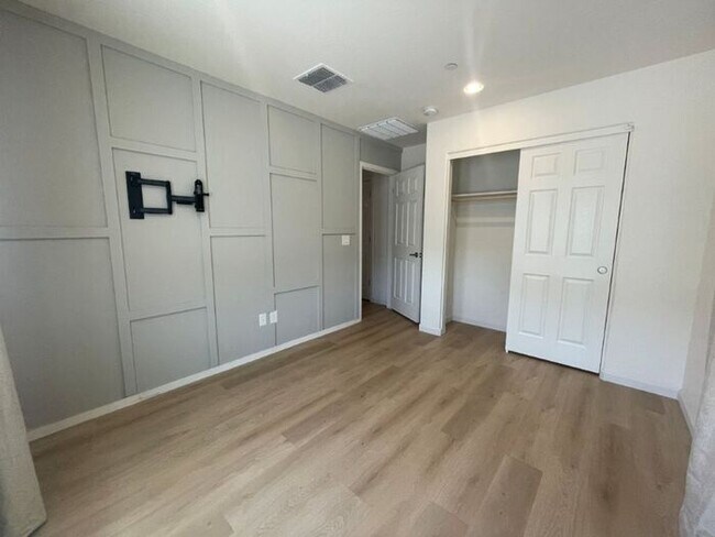 Building Photo - 1250 Abbey Ln