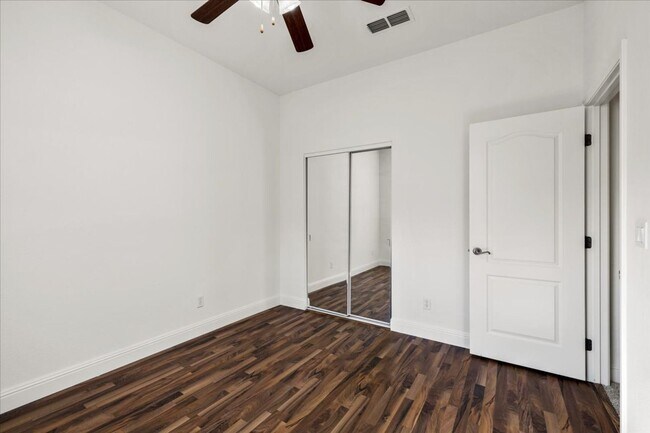 Building Photo - Elegant & Spacious 4 Bedroom Home Near Fol...