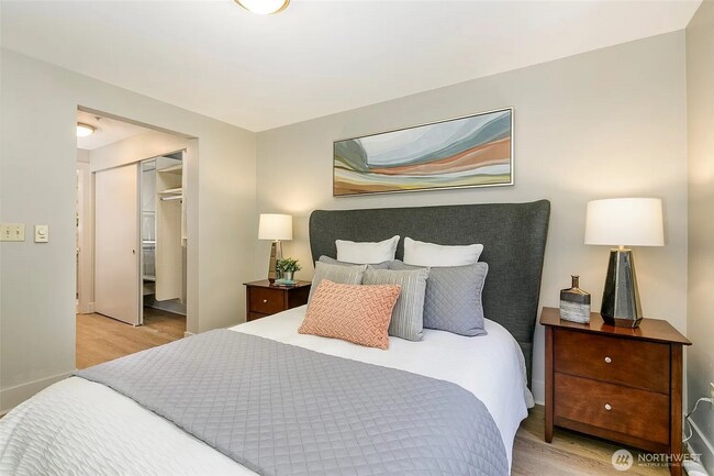 Building Photo - Spacious 2 bedroom 2 bath condo with parki...