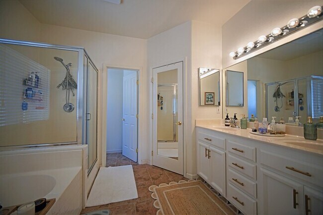 Building Photo - Beautiful Highland Reserve home 4 bedroom,...