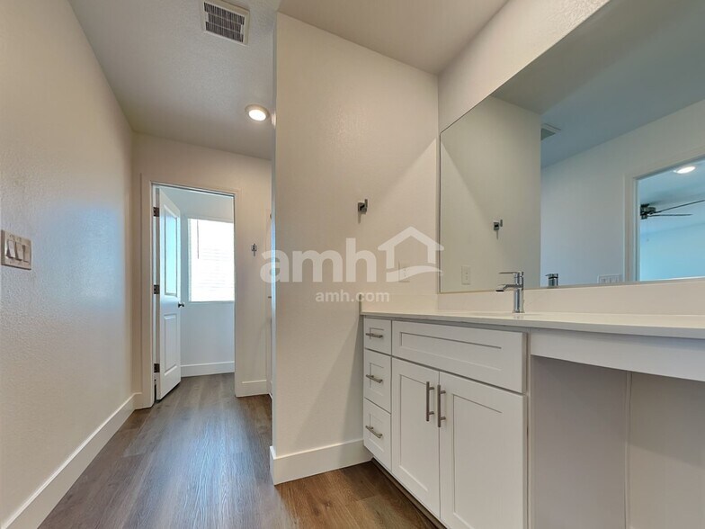 Building Photo - 5863 Vaes Dothrak St