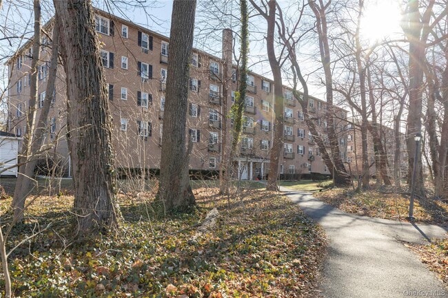 Building Photo - 4 Consulate Dr