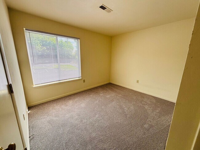 Building Photo - 872 Claytor Square