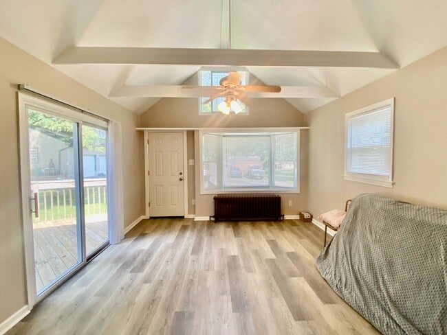 Building Photo - SPACIOUS 4 BED/2 BATH HOUSE-Luxury Vinyl F...