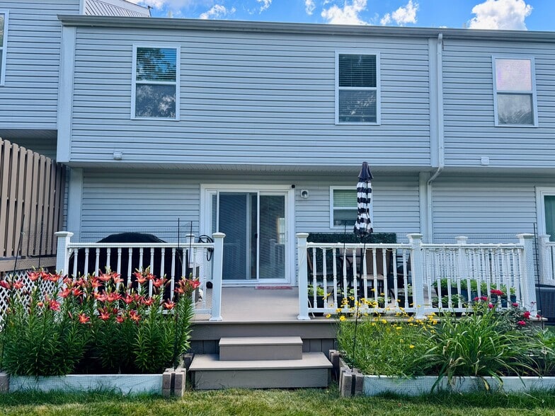 Building Photo - 233 Grace Manor Dr