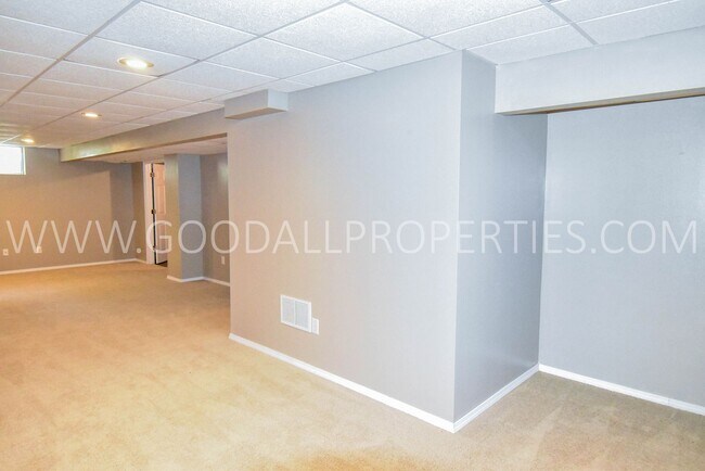 Building Photo - Spacious Home in West Des Moines. Welcome to this two-story home that offers 3 bedrooms, 2.5 bath...