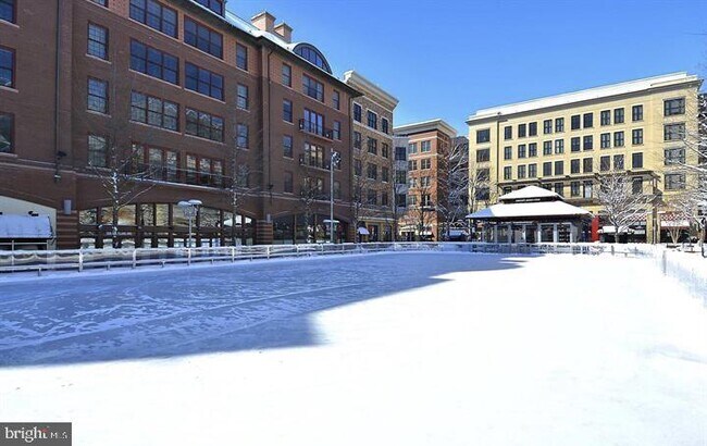 Building Photo - 118 Monroe St