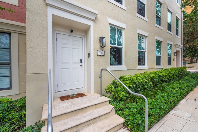 Building Photo - 636 Fern St