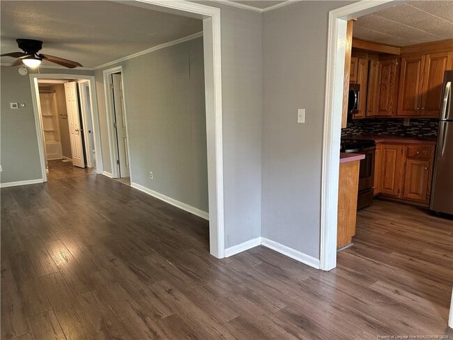 Building Photo - 420 W Mountain Dr