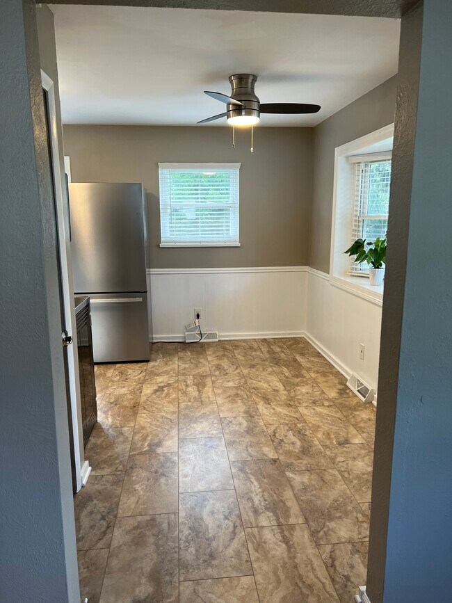 Building Photo - 1122 Sharon Ave