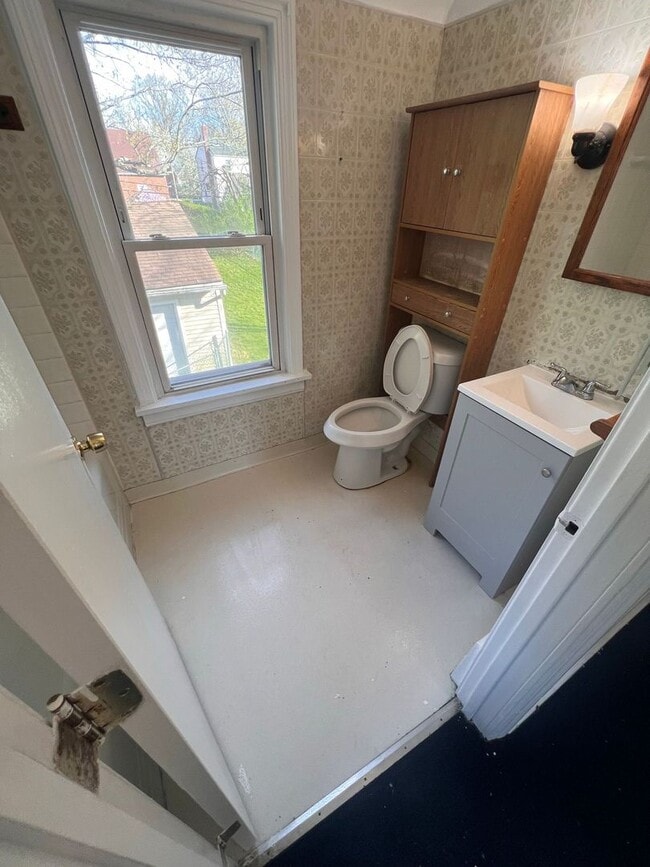 Building Photo - 3 Bed, 1 Bath – 1,234 Sq Ft