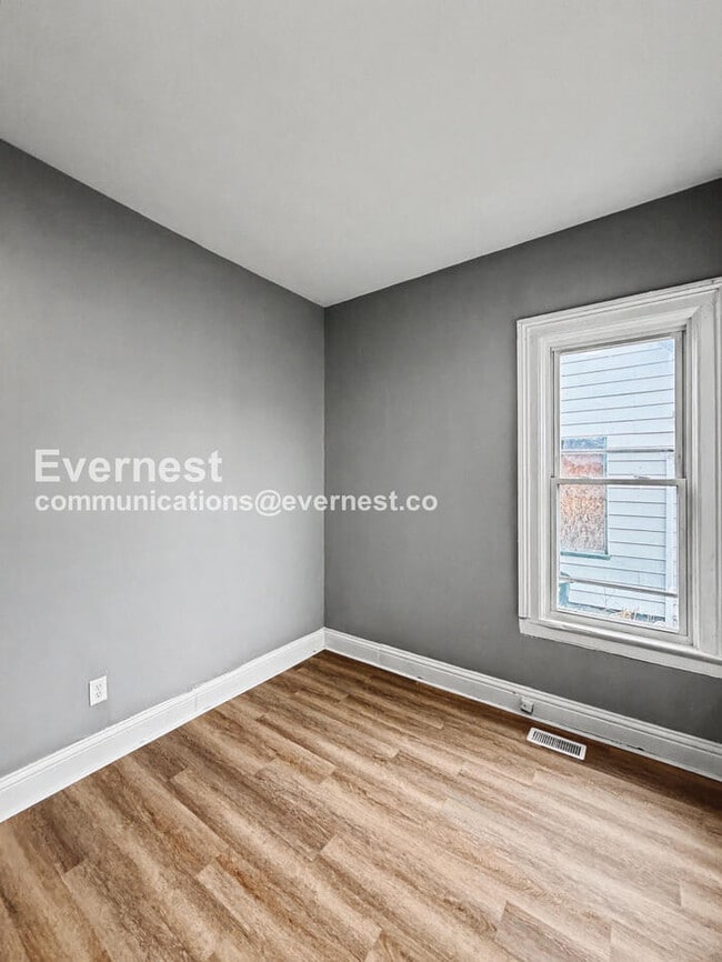 Building Photo - 3 Bed/1 Bath Home with Off-Street Parking / Pet-Friendly / Available Now!