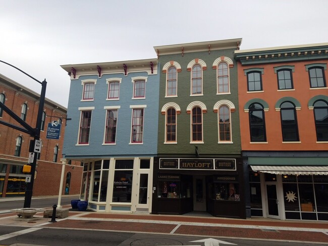 Building Photo - 200 S Walnut St