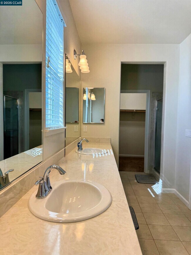 Building Photo - 221 Southpark Ct