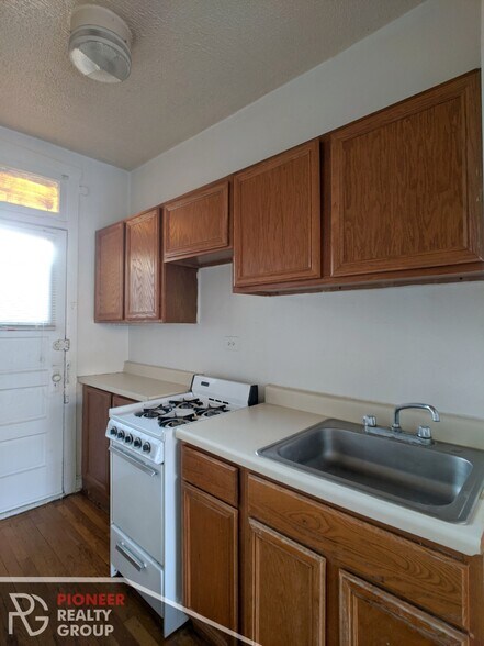 Building Photo - 622 W Cornelia Ave