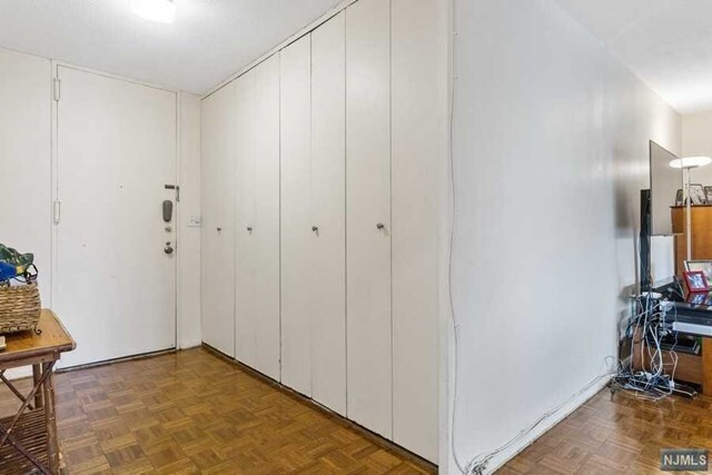 Building Photo - 6 Horizon Rd