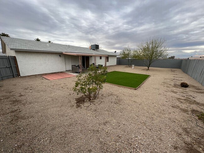 Building Photo - STUNNING 4BD/2BA SINGLE STORY IN HENDERSON. NO HOA!!