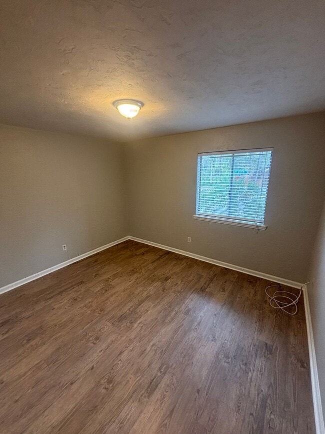 Building Photo - 2 bed/ 1 bath Apartment in Prime Tallahass...