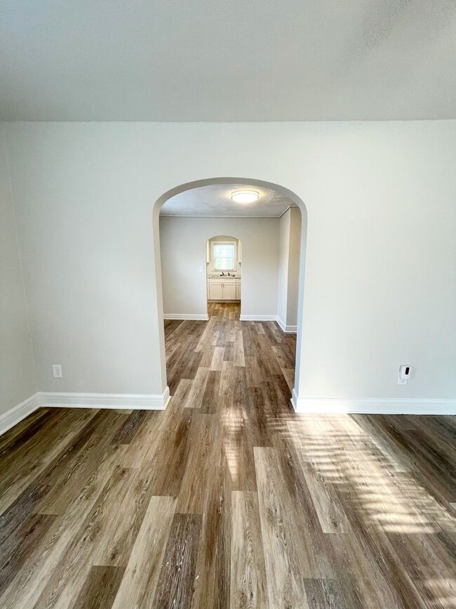 Building Photo - 2 Living Area's & 2 Car Garage - Near MSU,...