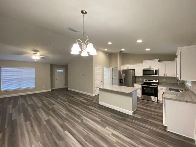 Building Photo - Custom Home - Desirable SE Ocala Neighborh...