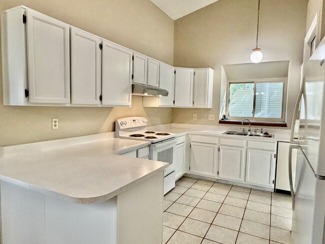 Building Photo - Charming Split-Level Oasis on a Quiet Cul-de-Sac Backing to Greenspace. New Carpet, New Paint and...