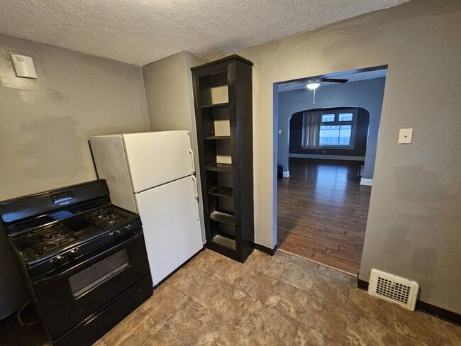 Building Photo - 4915 E 109th St