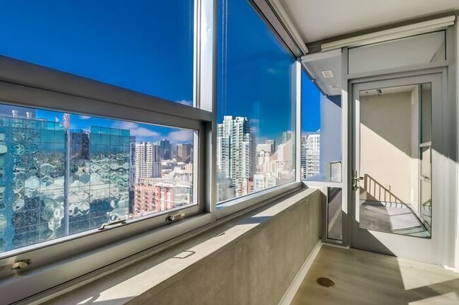 Building Photo - Stunning 1Bdm 1Ba Condo in the Heart of Do...