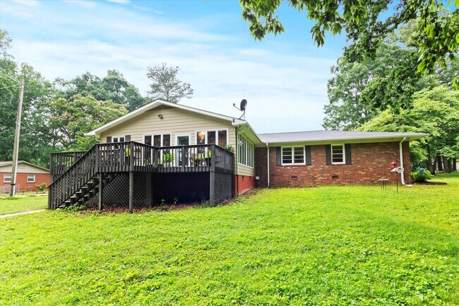 Building Photo - Country setting with City Convenience!