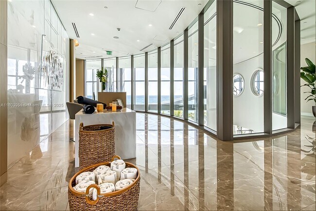 Building Photo - 15701 Collins Ave