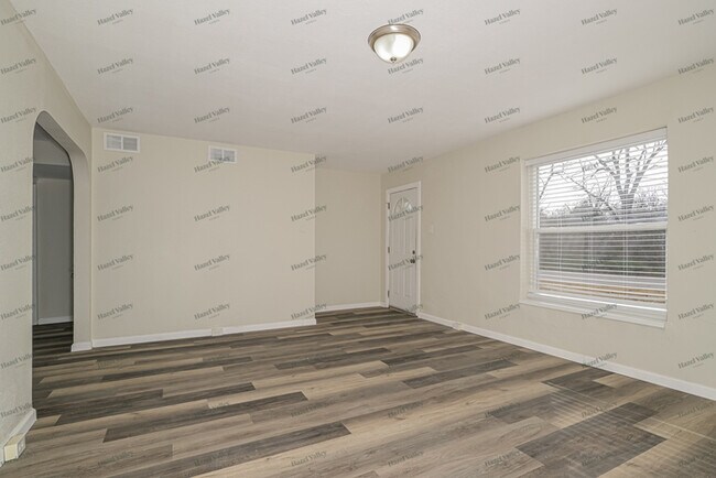 Building Photo - 1100 Mona Dr