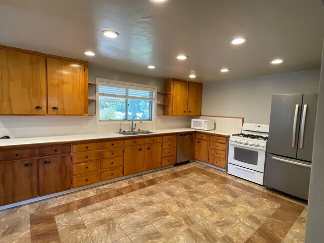 Building Photo - Cozy Mid-Century Modern on a Half Acre!