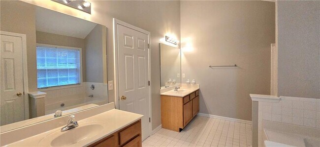 Building Photo - 610 James Ridge Dr