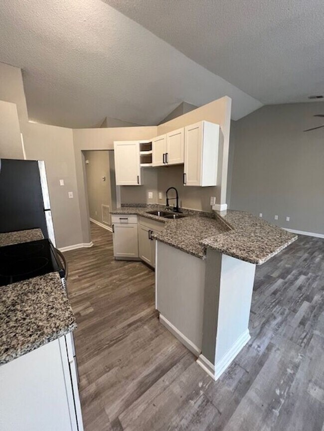 Building Photo - 3 Bedroom Updated Single Family Home