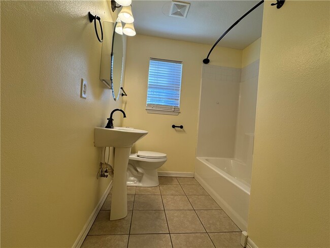 Building Photo - 910 NW A St