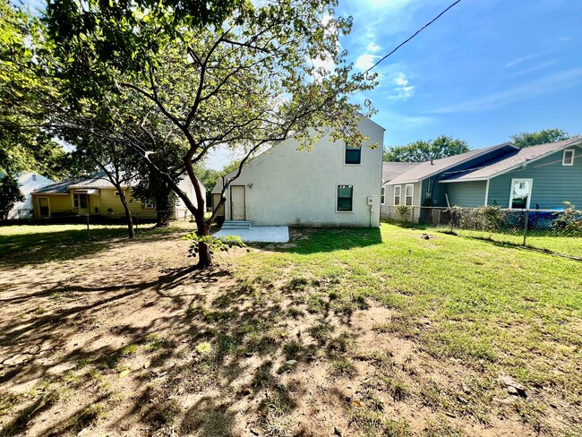 Building Photo - Updated 5 bed bungalow in Midtown!