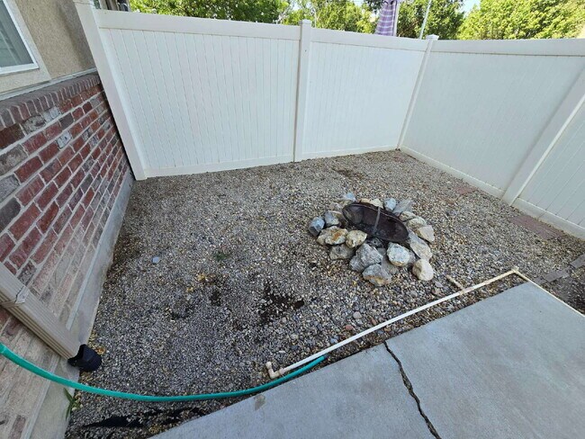 Building Photo - "Charming 3-Bed Townhouse Retreat in North...