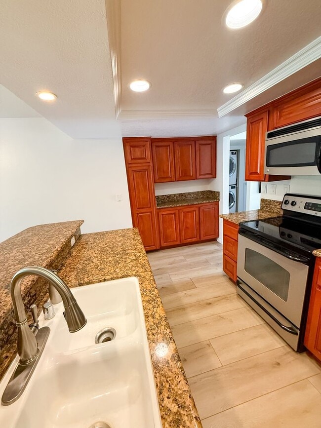 Building Photo - Beach Close 2 bed 1 bath Home Large Backyard
