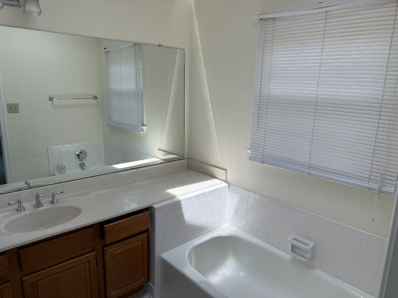 Building Photo - 226 Lynn Manor Dr
