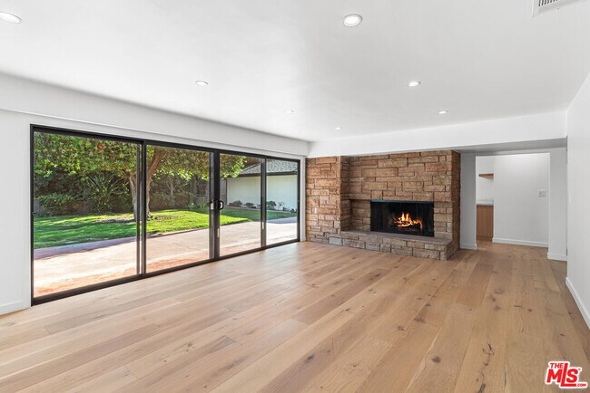 Building Photo - 5160 Los Feliz Blvd