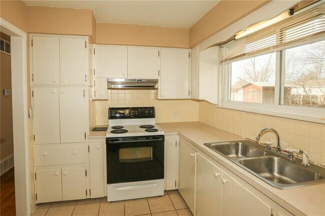 Building Photo - 804 NW 8 St