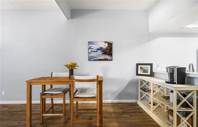 Building Photo - This beautiful, spacious 1-bedroom upper l...