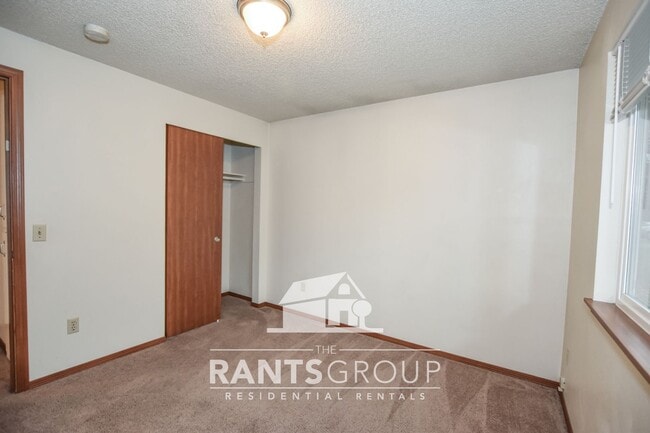 Building Photo - Charming 3 Bedroom Rambler in Great Lacey Location — Apply Today