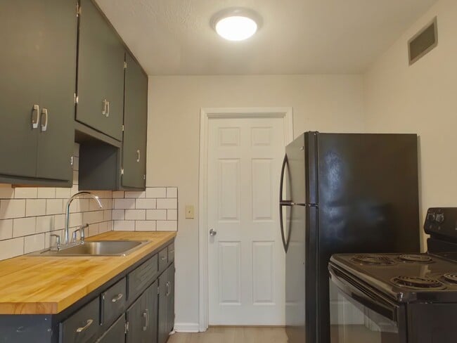 Building Photo - 1823 N Jeanette Ave