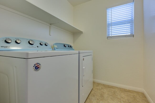 Building Photo - Gorgeous one story 4 bedroom 2 Bathroom Ho...