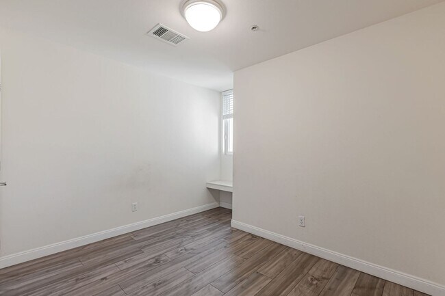 Building Photo - 3 Bedroom Townhouse with Bonus Loft/Office