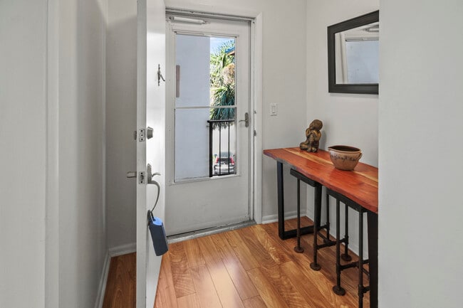 Building Photo - 2936 Lake Shore Dr