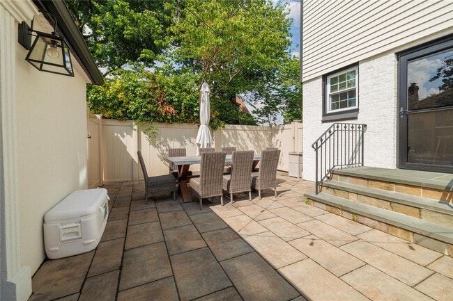 Building Photo - 2498 Rockville Centre Pkwy