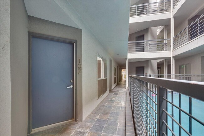 Building Photo - Newly Renovated Two Bedroom Condo in Oak Lawn