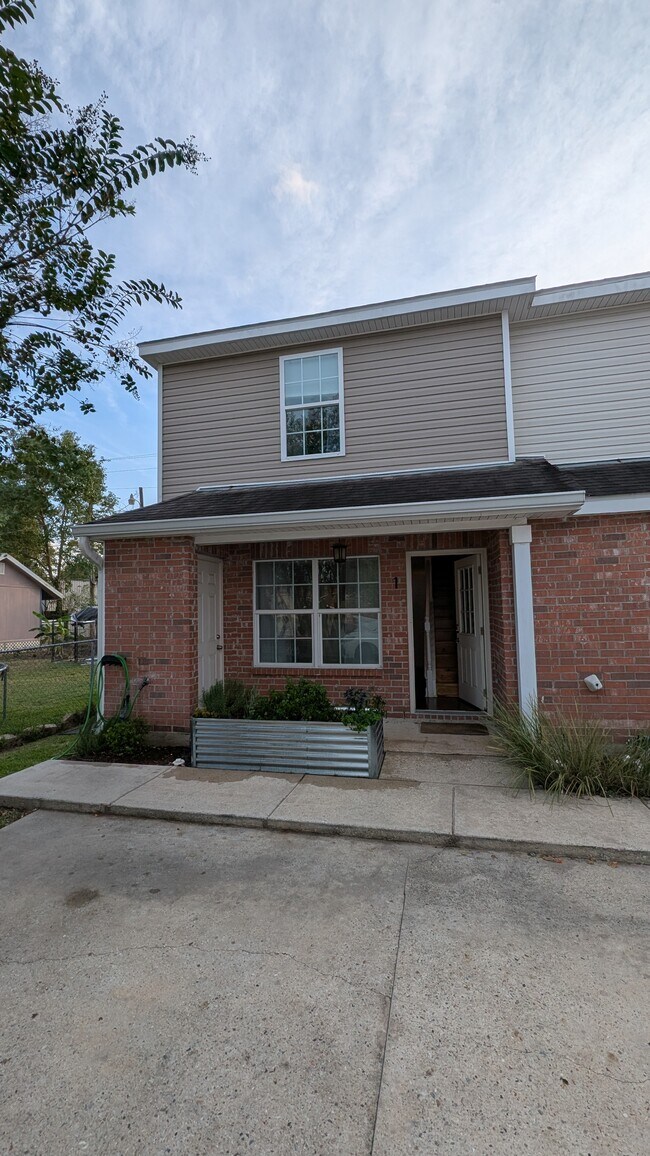 Primary Photo - 110 Camille St