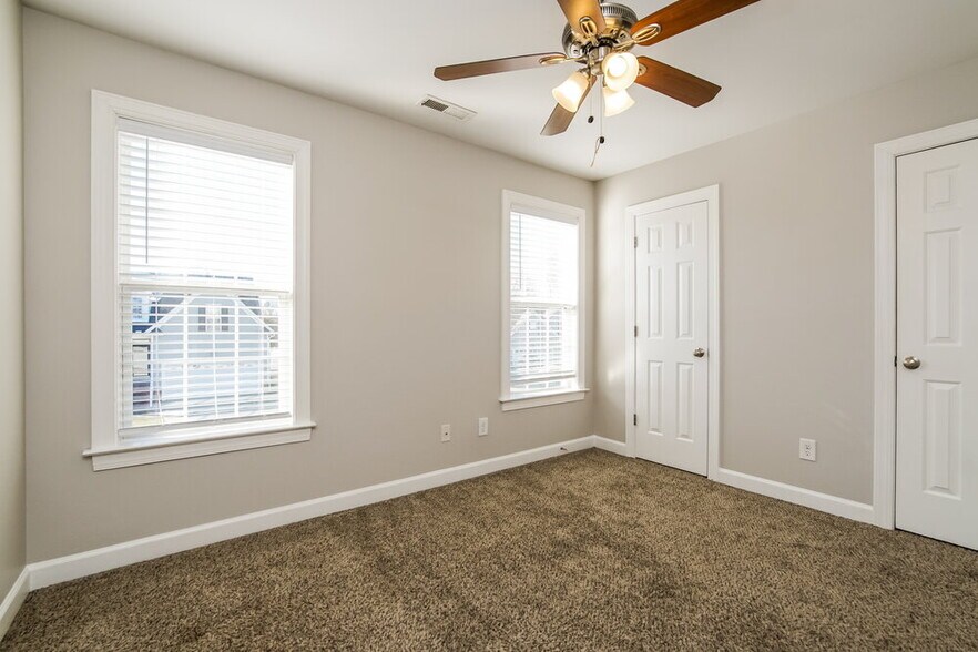 Building Photo - 3011 Watsonia Dr